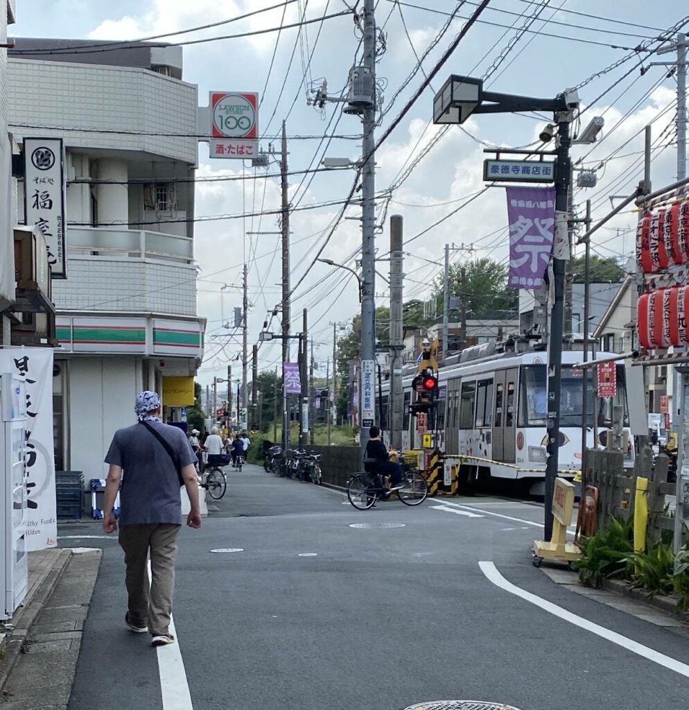 Nimu en route vers le temple à manekineko